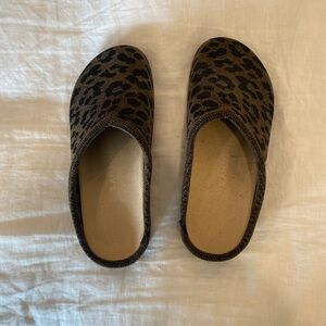Rothy’s ReVelvet Casual Clog in Cheetah